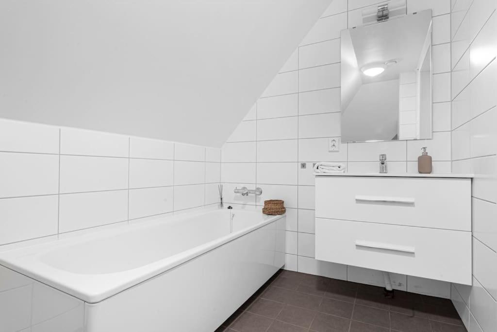 New! Huge Modern Apartment! Fit For Two Families! Берген Екстер'єр фото