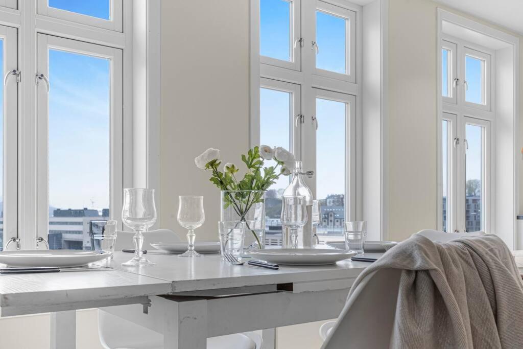 New! Huge Modern Apartment! Fit For Two Families! Берген Екстер'єр фото